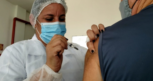 Idosos começam a receber a terceira dose