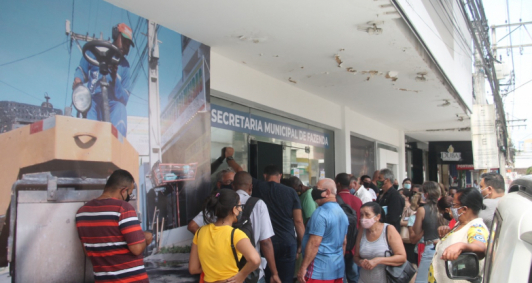 Fila na secretaria de Fazenda