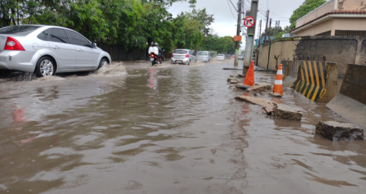 Av. Souza Mota alagada (Fotos: Rodrigo Silveira)