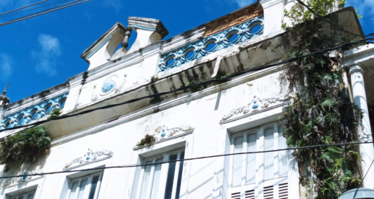 Parte de fachada de casaro cai (Fotos: Genilson Pessanha)