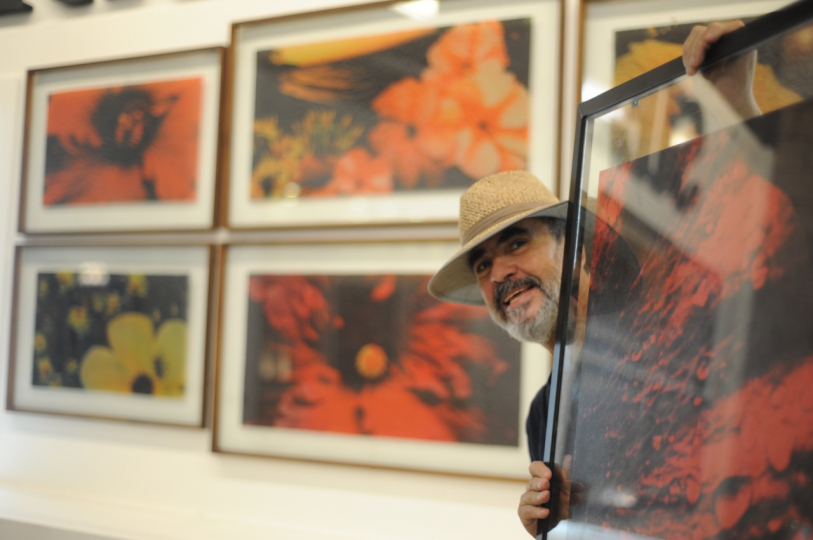 Esdras Pereiras abre exposio 'Flores & Papiros'
