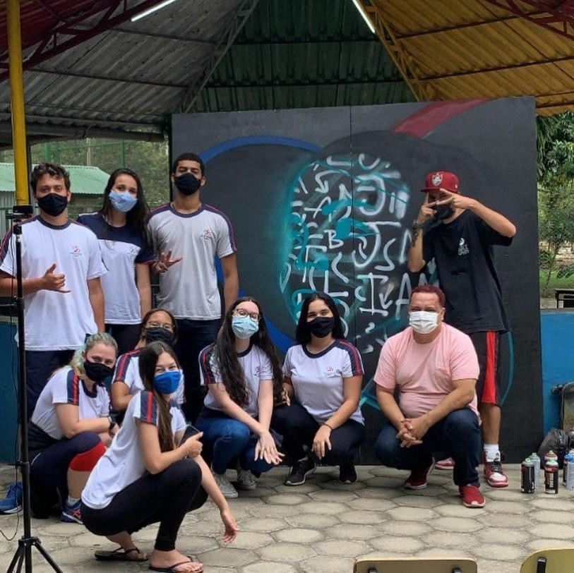 Kane KS com os alunos e o professor Ely Corra