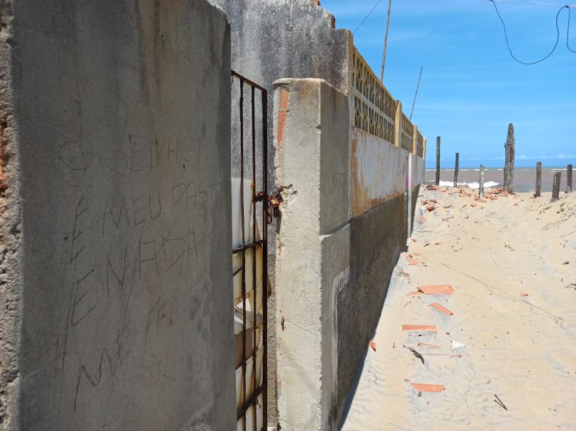 Inscries bblicas em casas sendo levadas pelo mar