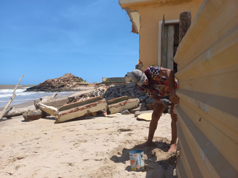Nino recua a cerca da sua casa pela terceira vez, após várias investidas do mar