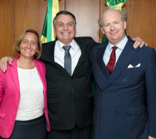 O presidente Jair Bolsonaro abraa a deputada alem Beatrix von Storch, do partido de extrema-direita, e o marido dela, Sven von Storch. Storch  Lutz Graf von Krosigk, ministro de Finanas do Governo nazista de Adolph Hitler.