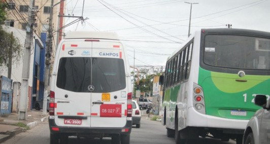 Nesta terça-feira, vans e ônibus ainda dividiam linha em Guarus