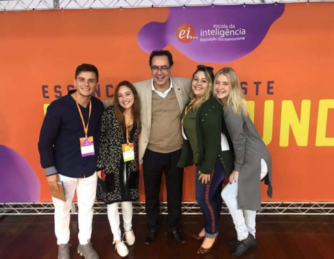 Equipe do Centro Escola Riachuelo com o Doutor Augusto Cury