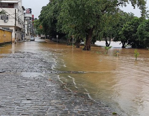 Em Itaperuna, rio Muria&eacute; transbordou