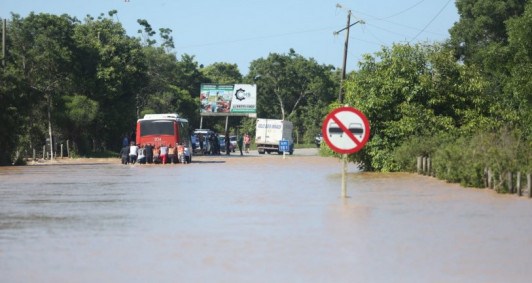 Água do Paraíba invade BR 356 (Foto: Rodrigo Silveira)