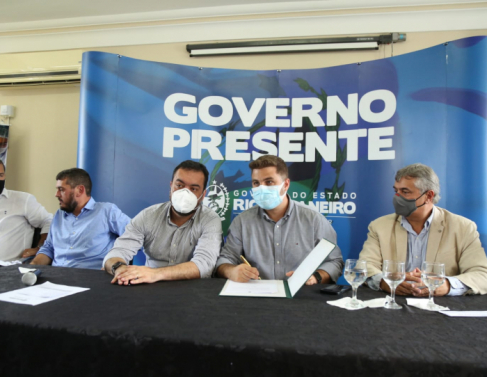 Governador Cludio Castro assina compromisso com Projeto Fnix (Fotos: Rodrigo Silveira)
