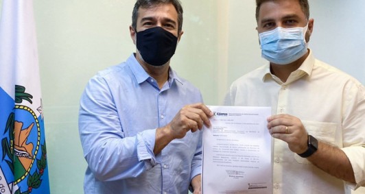 Prefeito entrega documento a secretário estadual