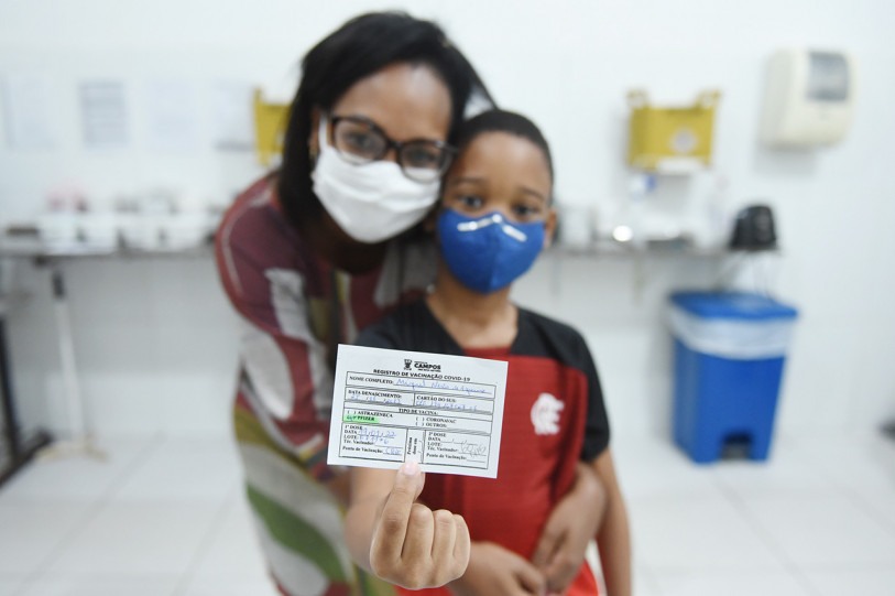 Criana recebendo a vacina em Campos