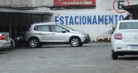 Mulher foi baleada dentro de estacionamento