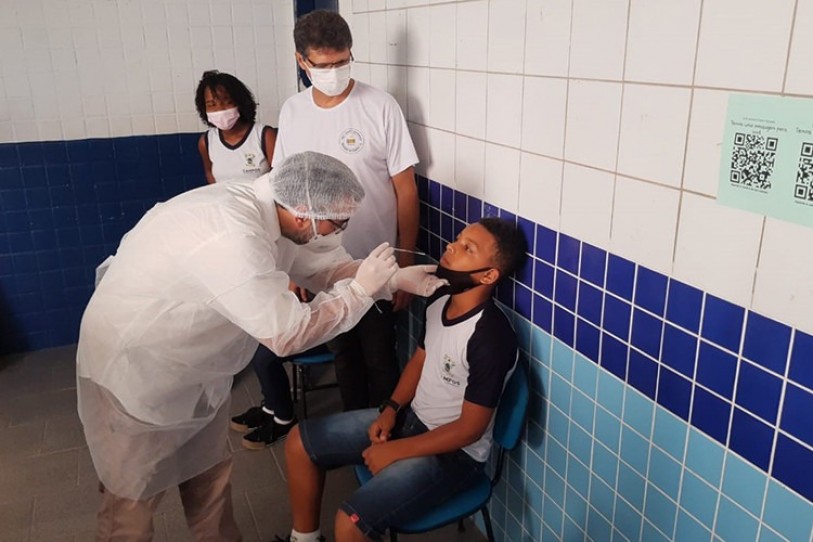 Alunos de escola municipal realizando teste Covid