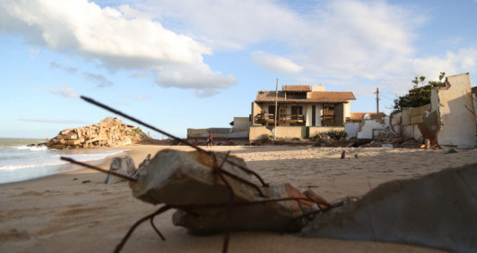 Mar avan&ccedil;a em Atafona e imp&otilde;e a derrubada de mais um im&oacute;vel