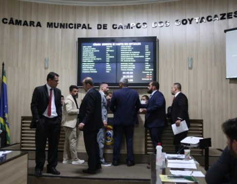 Sess&atilde;o tumultuada na ter&ccedil;a foi at&eacute; a madrugada de quarta