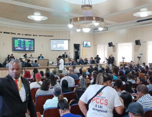 Sess&atilde;o da C&acirc;mara tem debate sobre servidores em destaque