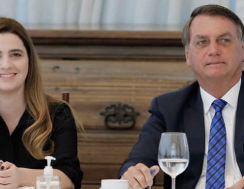 Clarissa Garotinho posa ao lado de Bolsonaro - 1/3 das últimas postagens da deputada tem destaque para o presidente.  