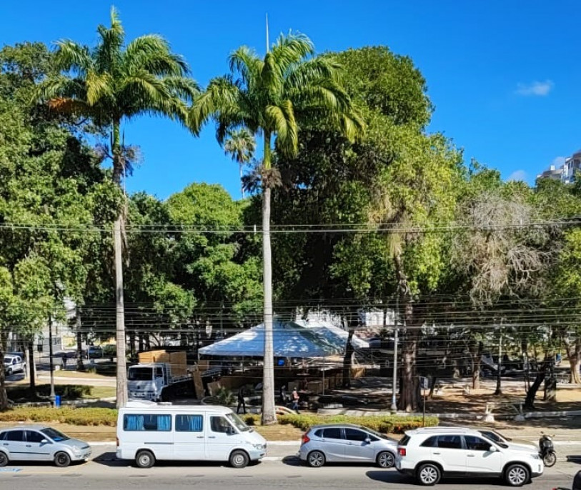 Estrutura do Samba na Pra&ccedil;a sendo montada nesta quarta (27)