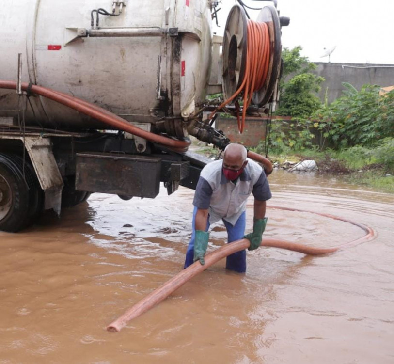 Trabalho de escoamento de gua na Vila dos Pescadores em janeiro