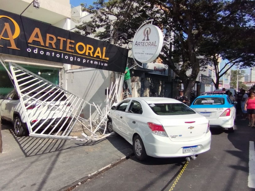 Acidente na rua Alvarenga Filho (Fotos: caro Abreu Barbosa)