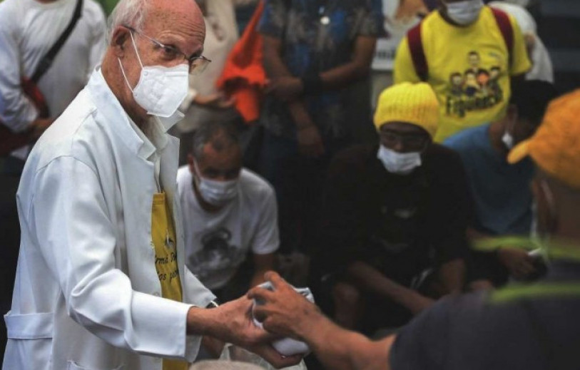 Padre J&uacute;lio em a&ccedil;&atilde;o nas ruas de SP