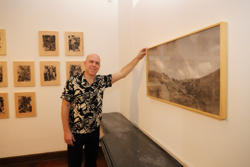 Raul Leal com a sua exposição 'Terra Vermelha' no Sesc Campos