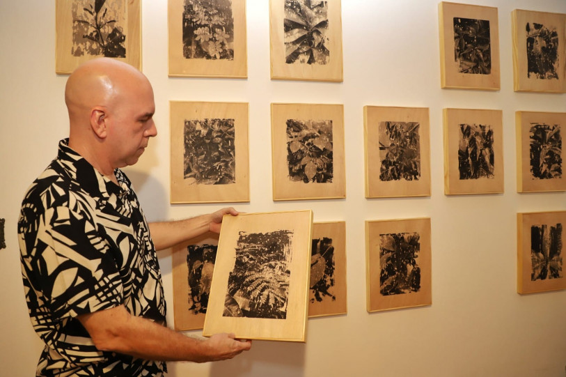 Raul Leal com a sua exposição 'Terra Vermelha' no Sesc Campos