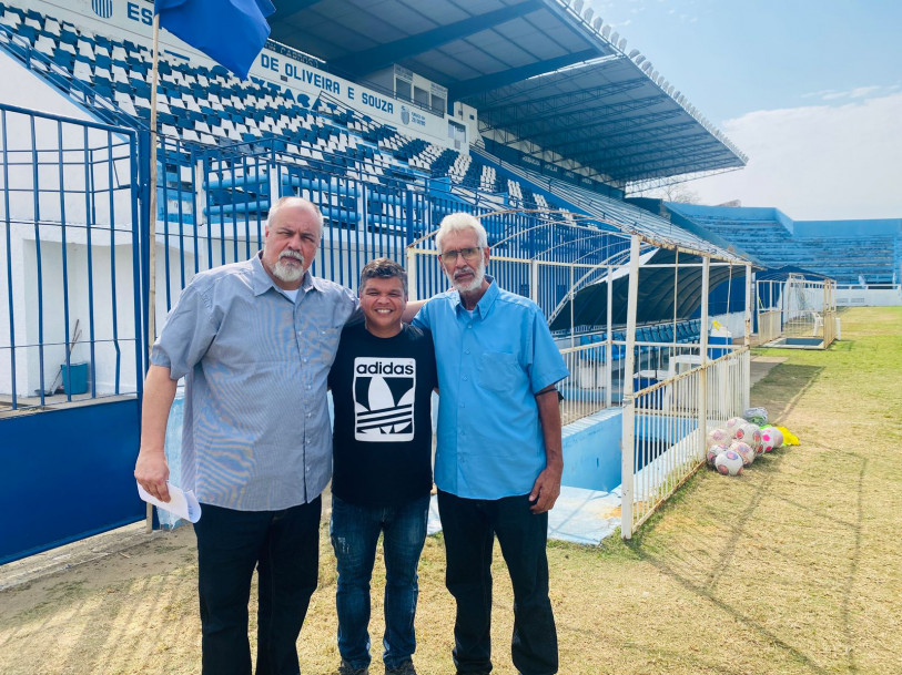 Vagner Xavier (ao centro) com o presidente do conselho deliberativo do Goytacaz, Rodolfo Later&ccedil;a, e o presidente geral, Reinaldo Ribeiro Filho 