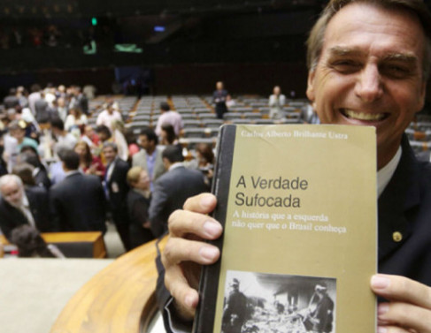 Jair Bolsonaro, na Câmara, com livro de Carlos Alberto Brilhante Ustra, torturador e ex-coronel do Exército Brasileiro.