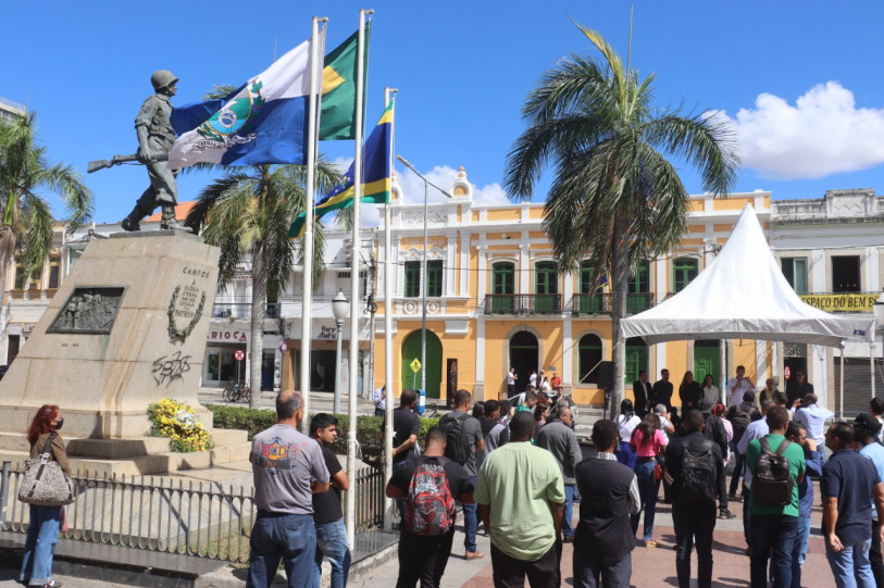 Palanque com autoridades em manh� de festejos