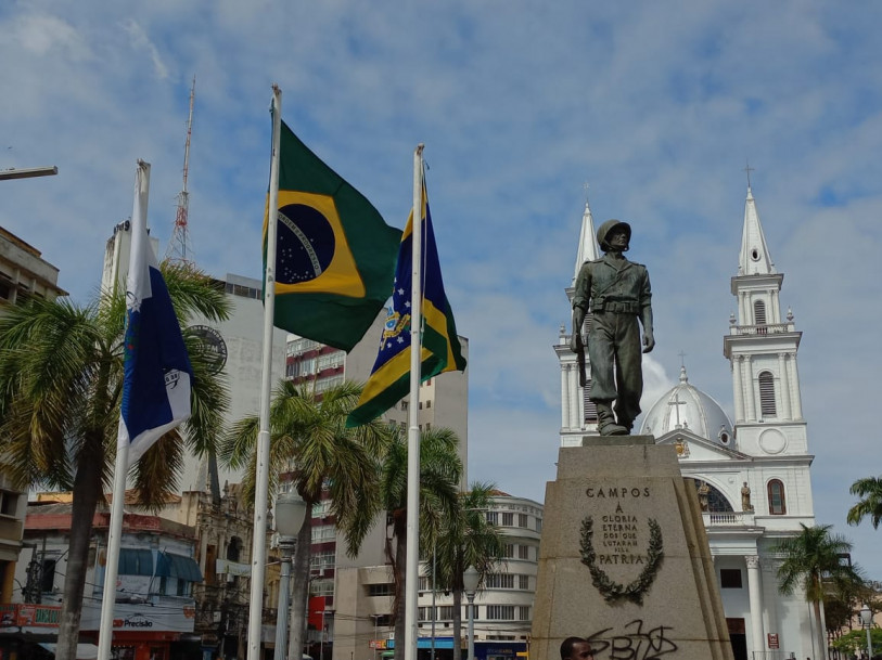 Bandeiras junto ao monumento do soldado na pra�a do Sant�ssimo Salvador