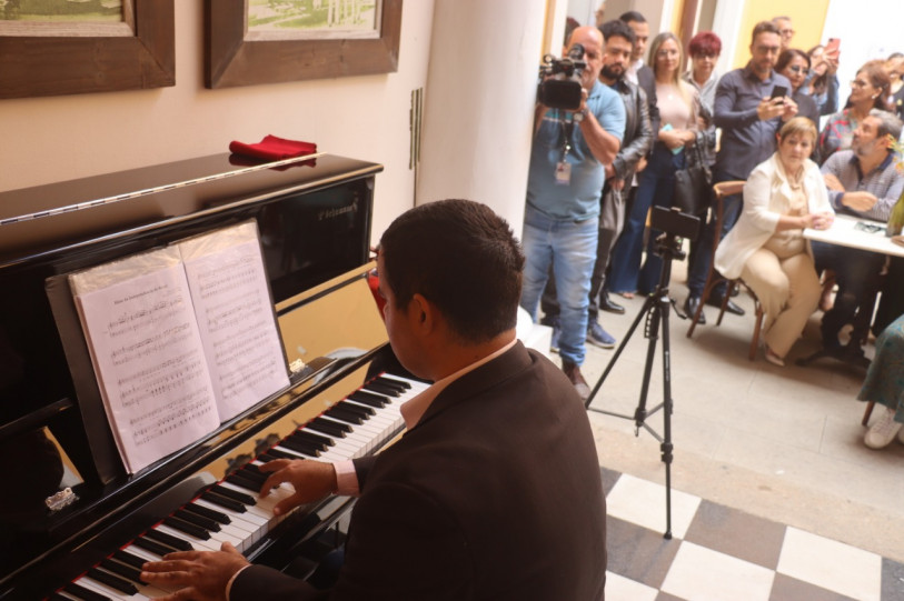 Pianista Ivan Gl�ria executou hinos no Museu Hist�rico