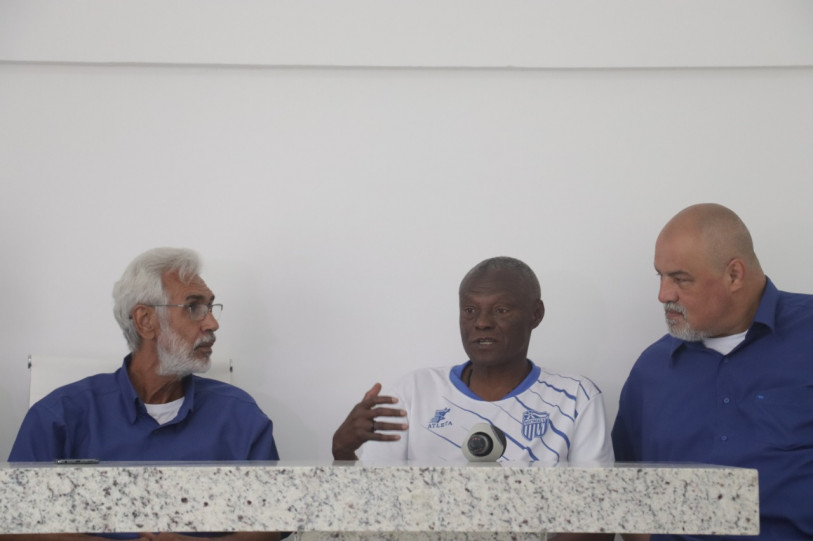 Souza entre o presidente do Goyta, Reinaldo Ribeiro Filho, e o presidente do conselho deliberativo, Rodolfo Laterça