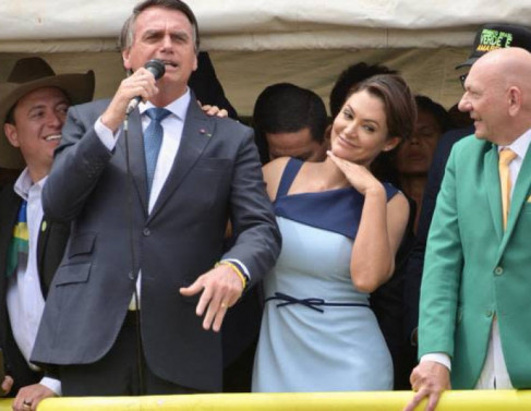 Bolsonaro, a primeira-dama Michelle, e Luciano Hang, empresário bolsonarista em ato político no 7 de setembro. 