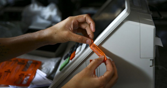 T&eacute;cnicos do TRE-DF realizam a confer&ecirc;ncia e a lacra&ccedil;&atilde;o de urnas eletr&ocirc;nicas para o 1&ordm; turno das Elei&ccedil;&otilde;es 2022.