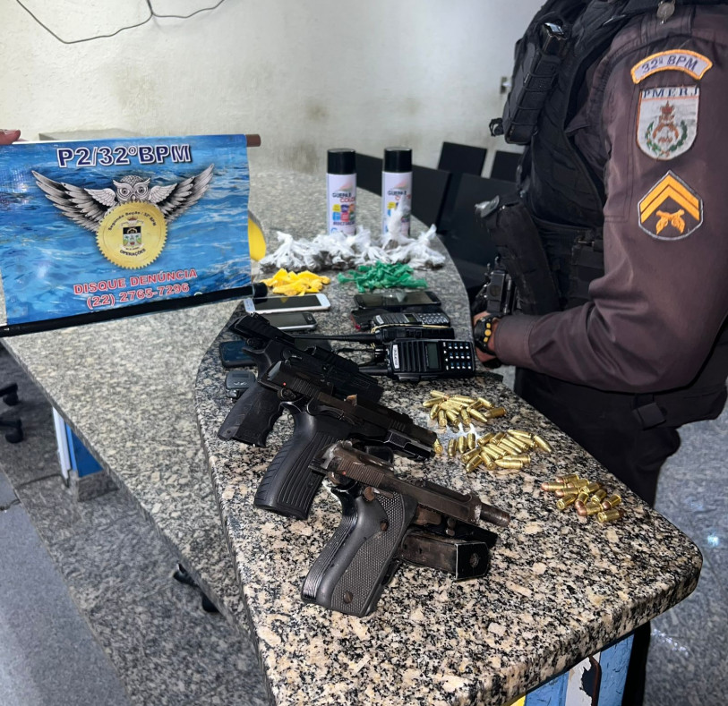 Homens presos e armas apreendidas em Maca&eacute;