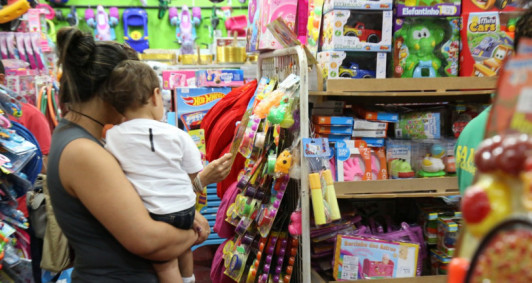 Movimento no com&eacute;rcio de Campos