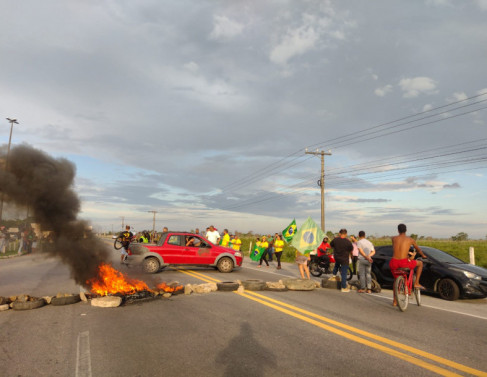 Bolsonaristas interditam a BR 101 (Foto: Rodrigo Silveira)