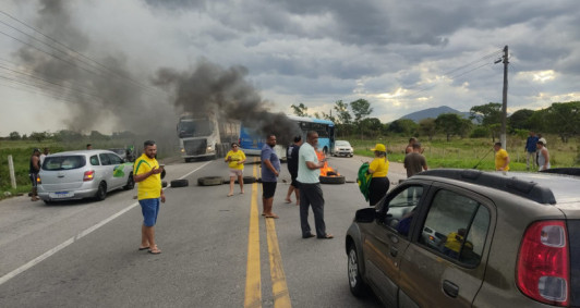 Bolsonaristas interditam a BR 101 (Foto do leitor)