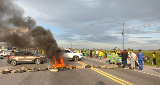 Bolsonaristas interditam a BR 101 (Foto: Rodrigo Silveira)