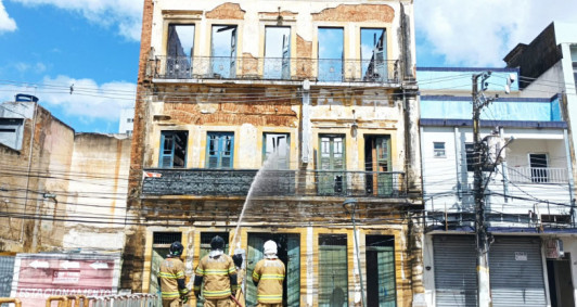 Incndio no antigo Hotel Flvio (Fotos: Genilson Pessanha)