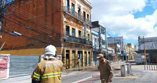 Incndio no antigo Hotel Flvio (Fotos: Genilson Pessanha)