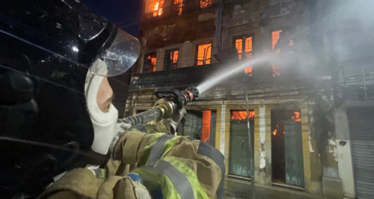 Incndio no antigo Hotel Flvio (Fotos: Divulgao/Bombeiros)