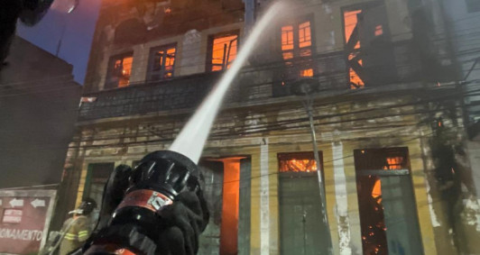Incndio no antigo Hotel Flvio (Fotos: Divulgao/Bombeiros)