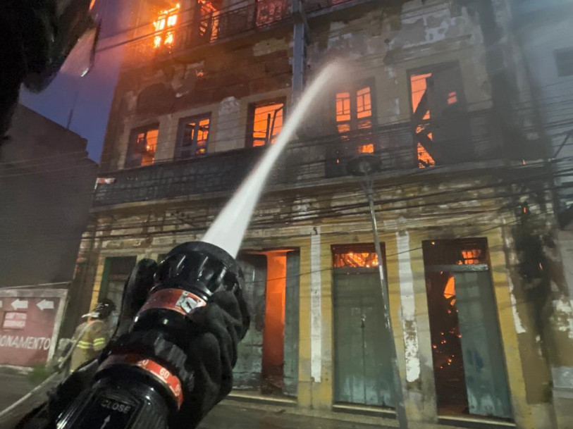 Incêndio no antigo Hotel Flávio (Fotos: Divulgação/Bombeiros)