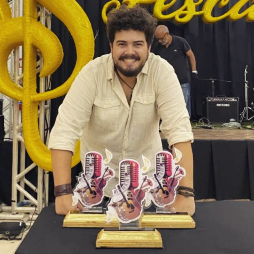 Artista levou os pr&ecirc;mios de melhor composi&ccedil;&atilde;o, melhor int&eacute;rprete e melhor arranjo