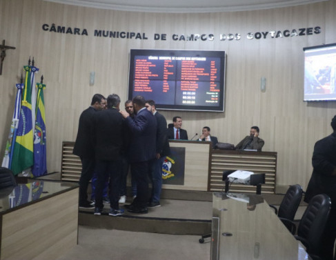 Vereadores conversam antes da sess&atilde;o dessa sexta