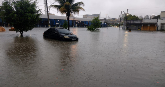 Ruas de Campos alagadas (Foto: Rodrigo Silveira)