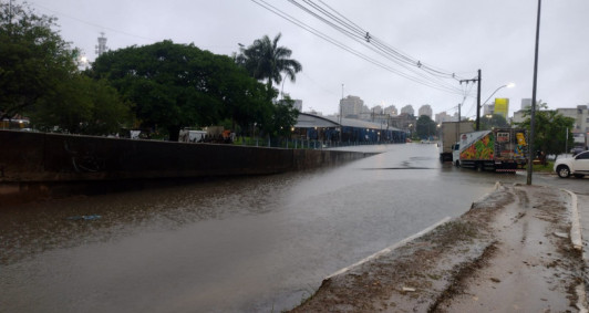 Ruas de Campos alagadas (Foto: Rodrigo Silveira)